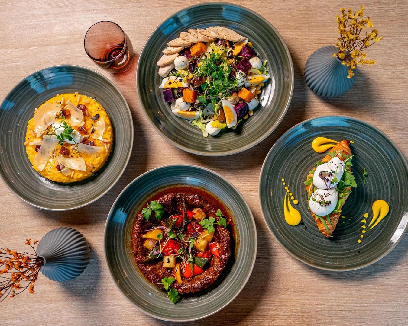 Doubletree By Hilton Fujairah City Exterior foto Dishes at the restaurant