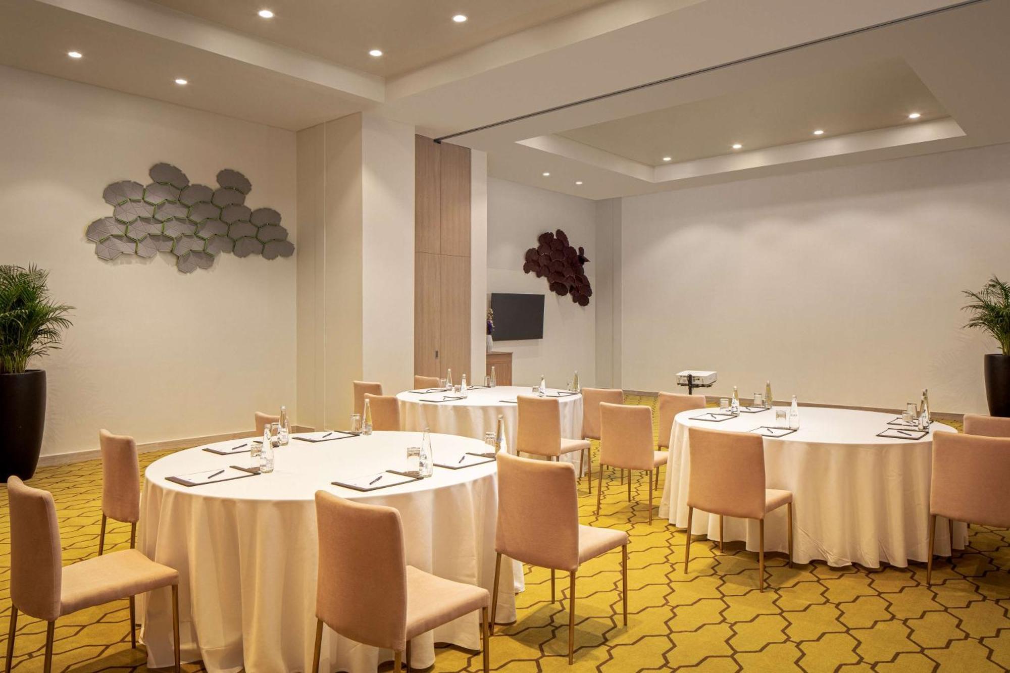 Doubletree By Hilton Fujairah City Exterior foto Meeting room