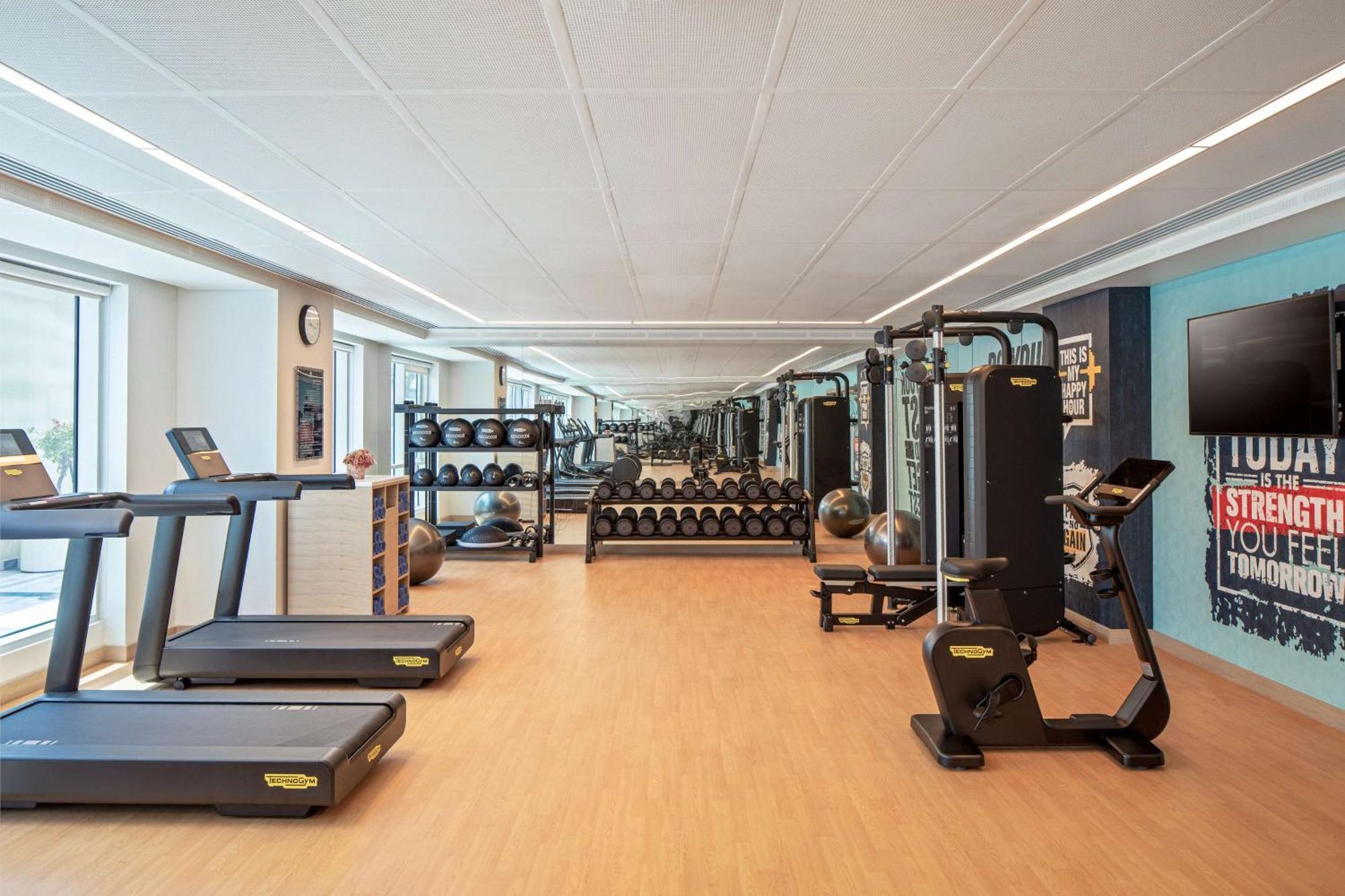 Doubletree By Hilton Fujairah City Exterior foto The gym at the hotel
