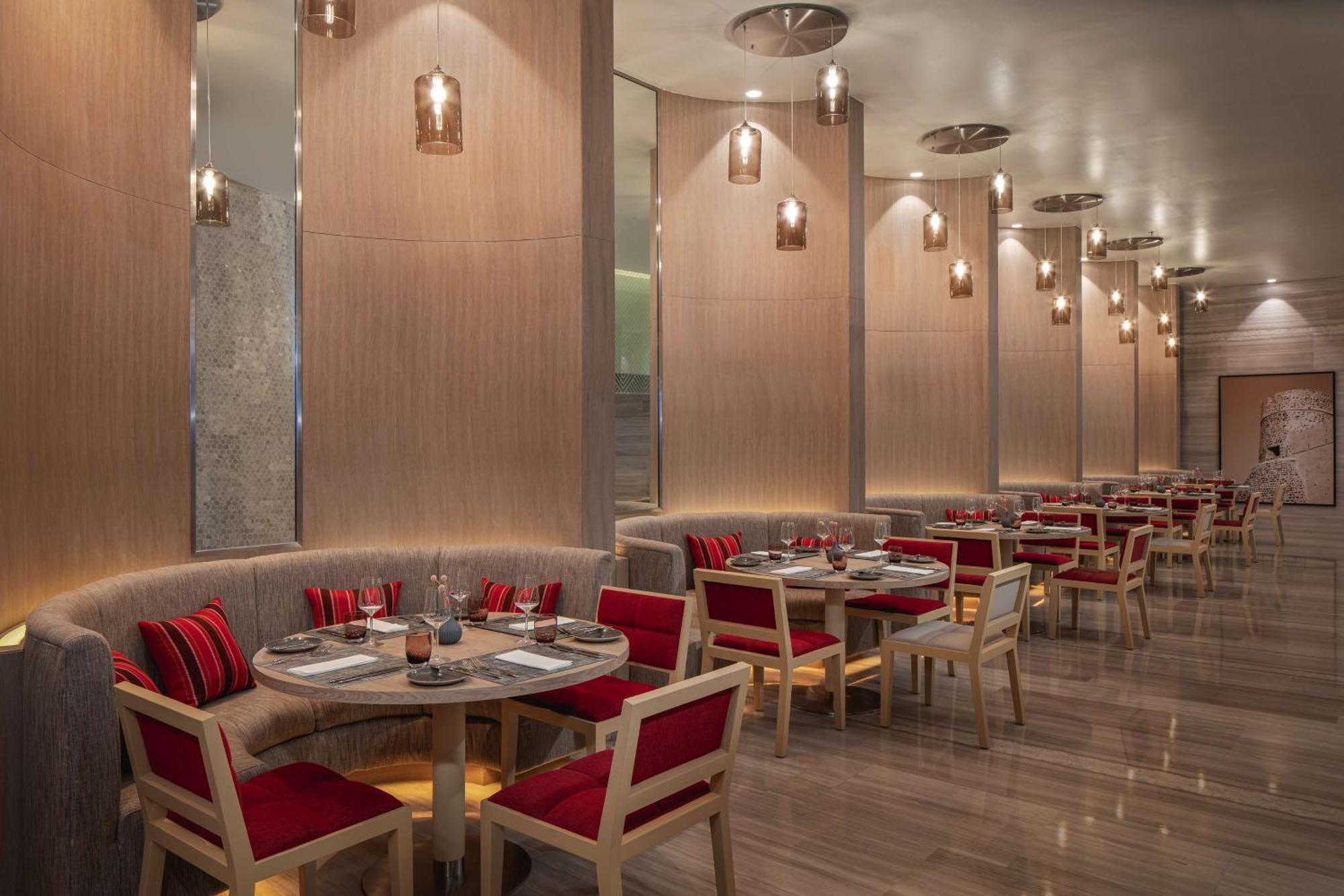 Doubletree By Hilton Fujairah City Exterior foto The interior of the restaurant